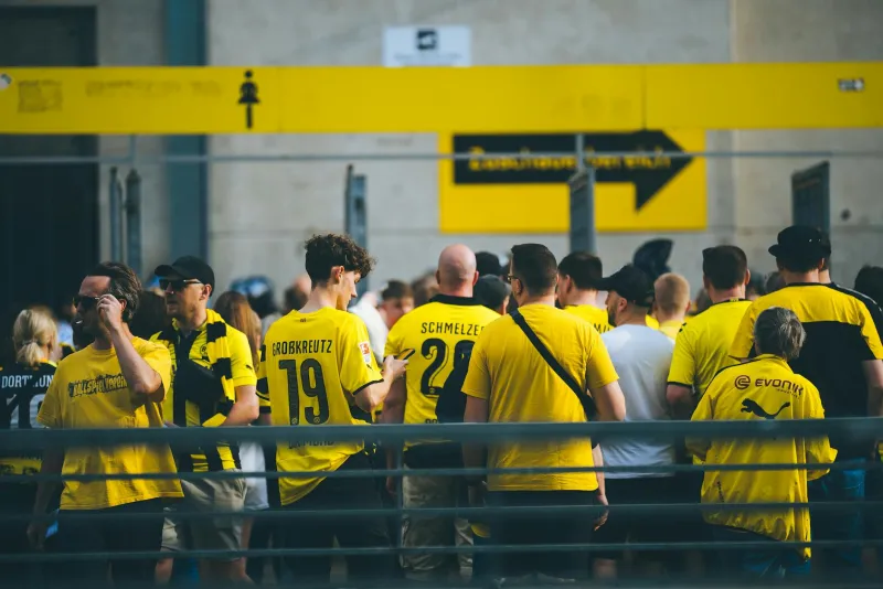 Der Ablöse-Rekord als Marketingstrategie: Warum Bundesliga-Klubs 2026 bewusst überteuerte Transfers inszenieren