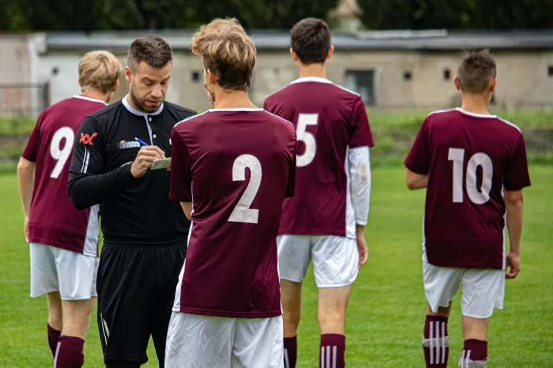 Das Versprechen der Spielzeit: Wie Bundesliga-Klubs Toptalente mit Stammplatz-Garantien locken – und diese Versprechen regelmäßig brechen